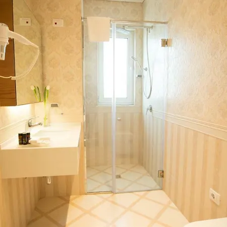 Royal Hill Hotel Vorë